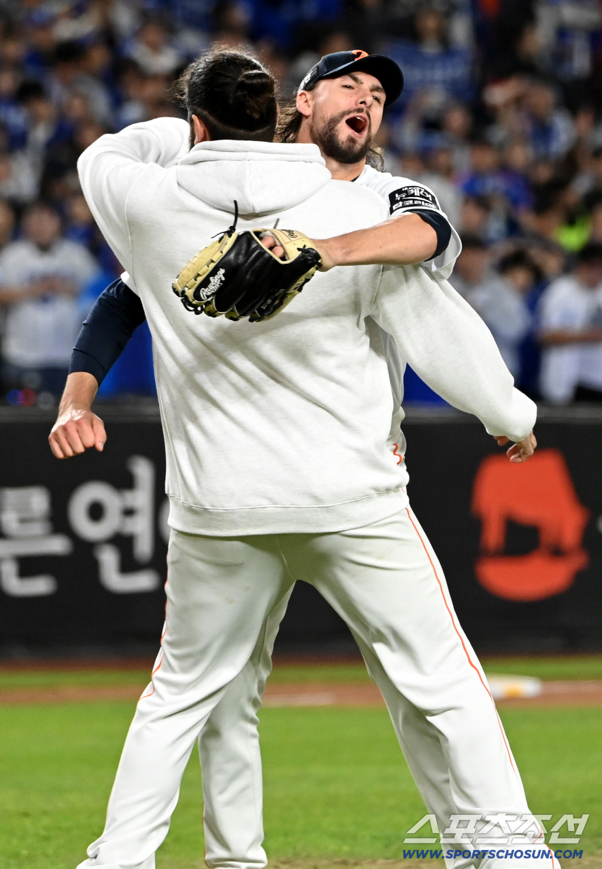 '폰와' 품에 쏙 안긴 문동주, 기쁨에 취한 폰세 '우왕좌왕'... '우…