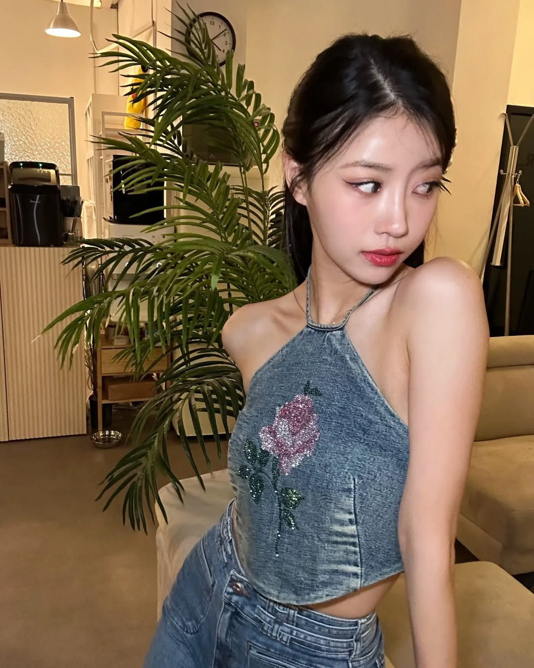 이미주, '33반 사이즈' 한 뼘 상의 인증 "놀러가면 일단 안 입어" …
