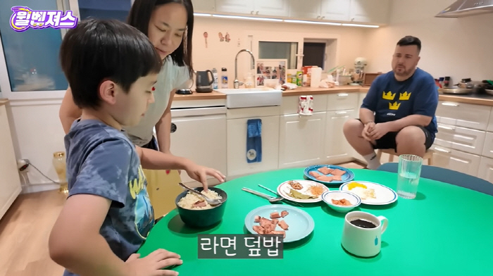 샘해밍턴, 자식 농사 대성공했네...9세·8세子, 母 위해 요리 "직접 …