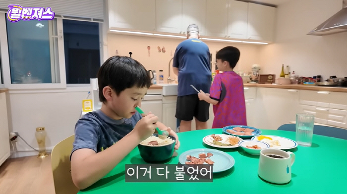 샘해밍턴, 자식 농사 대성공했네...9세·8세子, 母 위해 요리 "직접 …