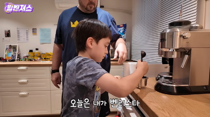 샘해밍턴, 자식 농사 대성공했네...9세·8세子, 母 위해 요리 "직접 …