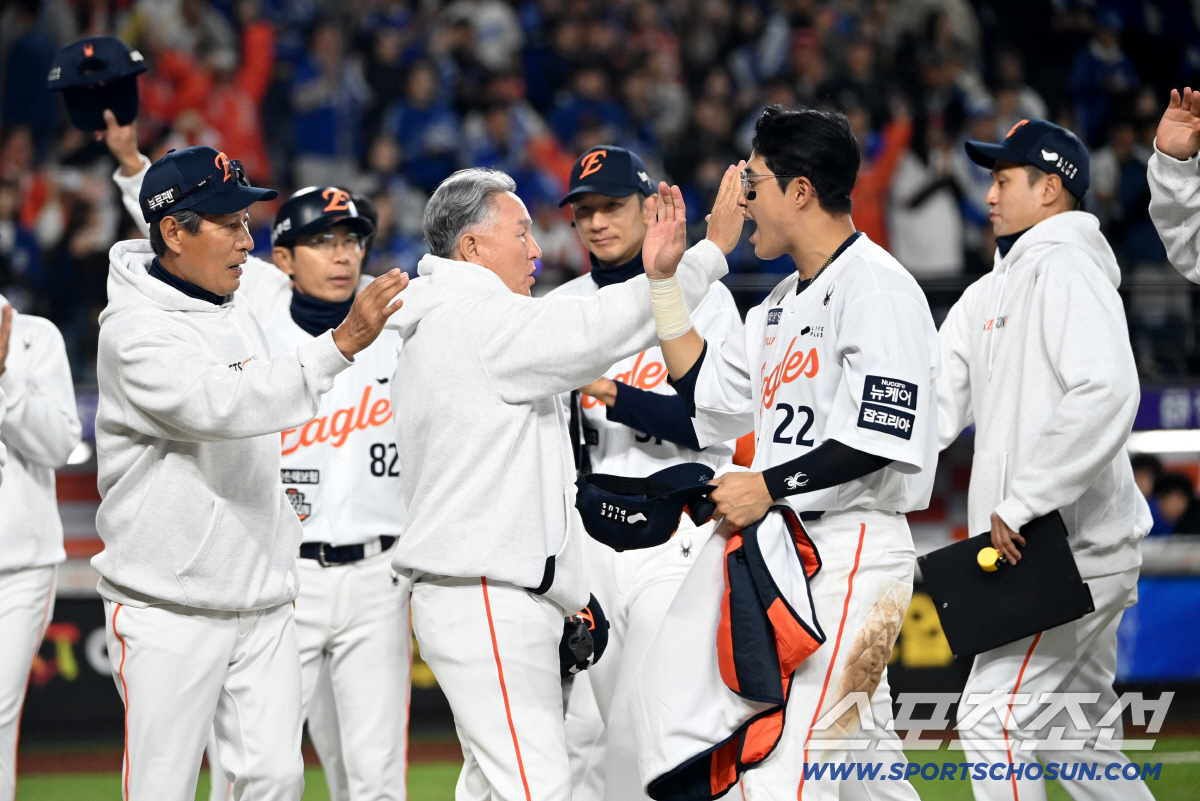 "소중한 기회 꼭 잡아달라" 19년 전 한국시리즈 떠올린 한화 영구결번 …