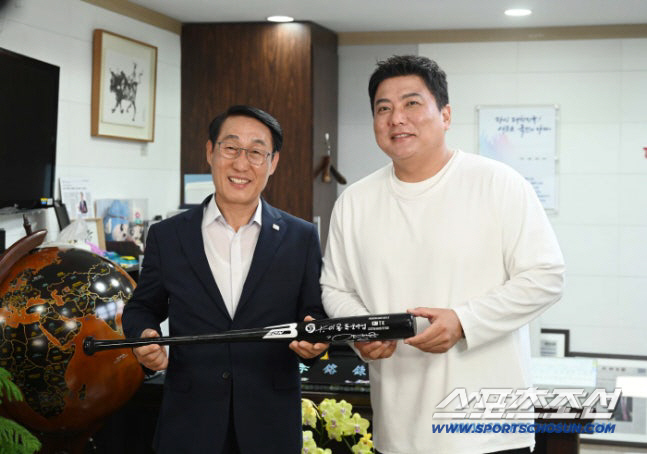 "소중한 기회 꼭 잡아달라" 19년 전 한국시리즈 떠올린 한화 영구결번 …
