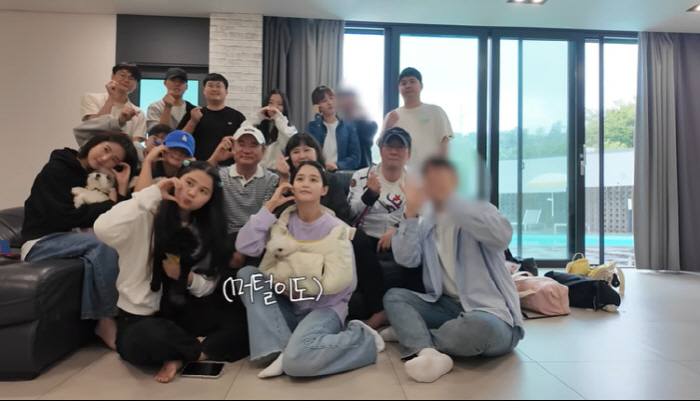 '13남매' 남보라, 새 가족 생겼다…16명 대가족 여행 "방 배정만 한…