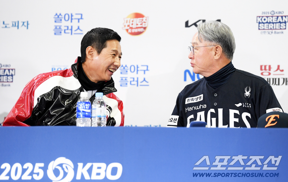 [포토] 염경엽-김경문 감독 '한국시리즈 우승 트로피 놓고 맞대결'