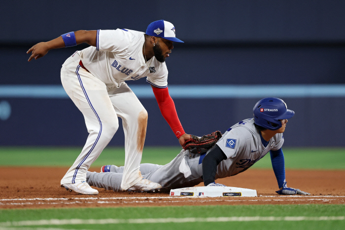 7점차로 지는데 게레로와 무슨 재밌는 일이? "오타니, 너 이젠 필요없어!" 토론토 팬들 배신감 이제 풀렸다