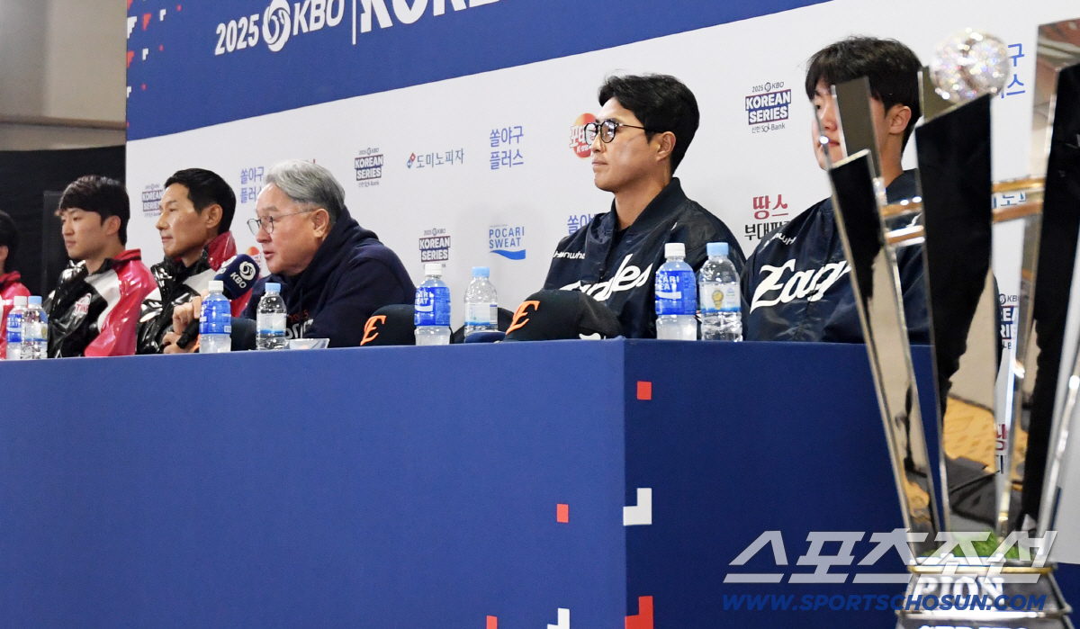 [포토] 김경문 감독 '우승 트로피 반드시 든다'