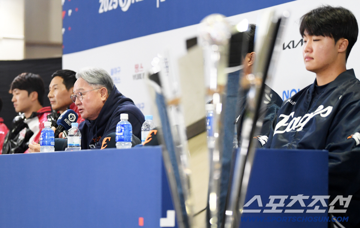 [포토] 김경문 감독 '눈앞에 놓인 우승 트로피'
