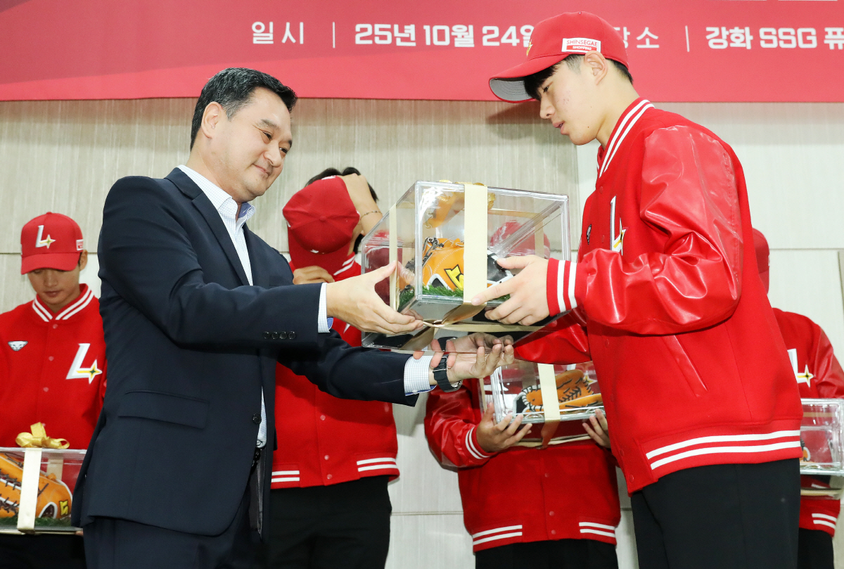 "청라돔 시대 출발점"…신인 선수 감격했다, 구단 역사 당부한 '레전드'…