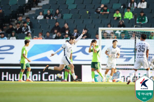 완벽한 전역 선물! '2골-1기점' 이동경의 원맨쇼 앞세운 김천, '전진우 15호골' 전북에 3-2 역전승[K1 리뷰]