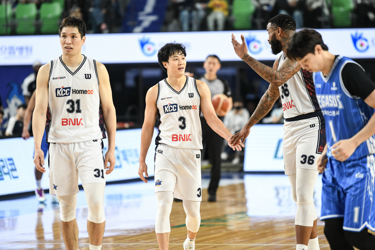 [KBL리뷰]KCC, 가스공사 8연패 몰아넣고 공동선두 복귀...LG도 …