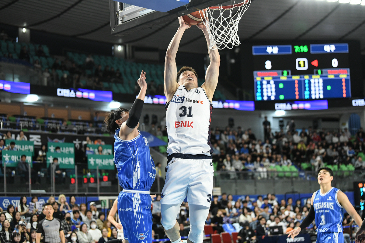 [KBL리뷰]KCC, 가스공사 8연패 몰아넣고 공동선두 복귀...LG도 …
