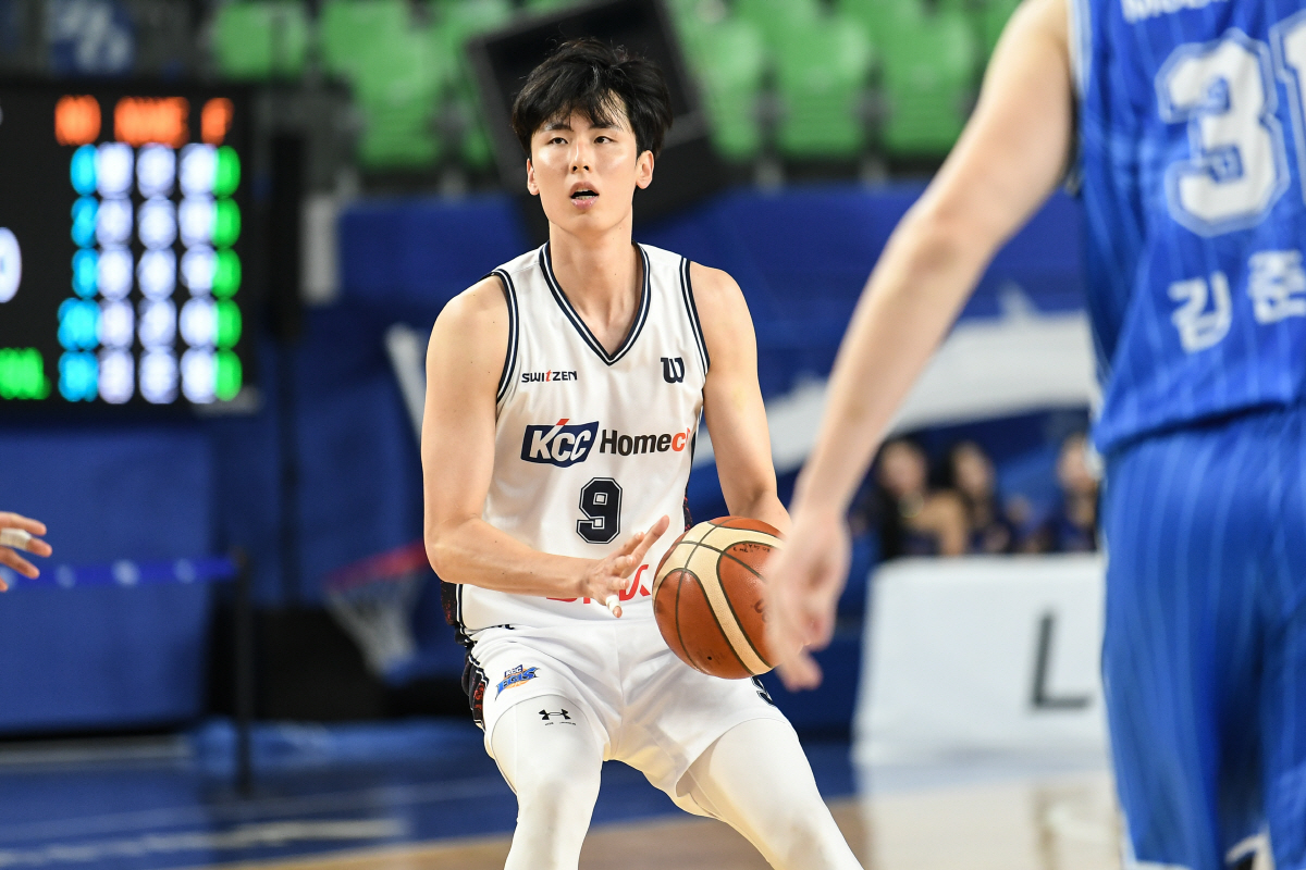 [KBL리뷰]KCC, 가스공사 8연패 몰아넣고 공동선두 복귀...LG도 …