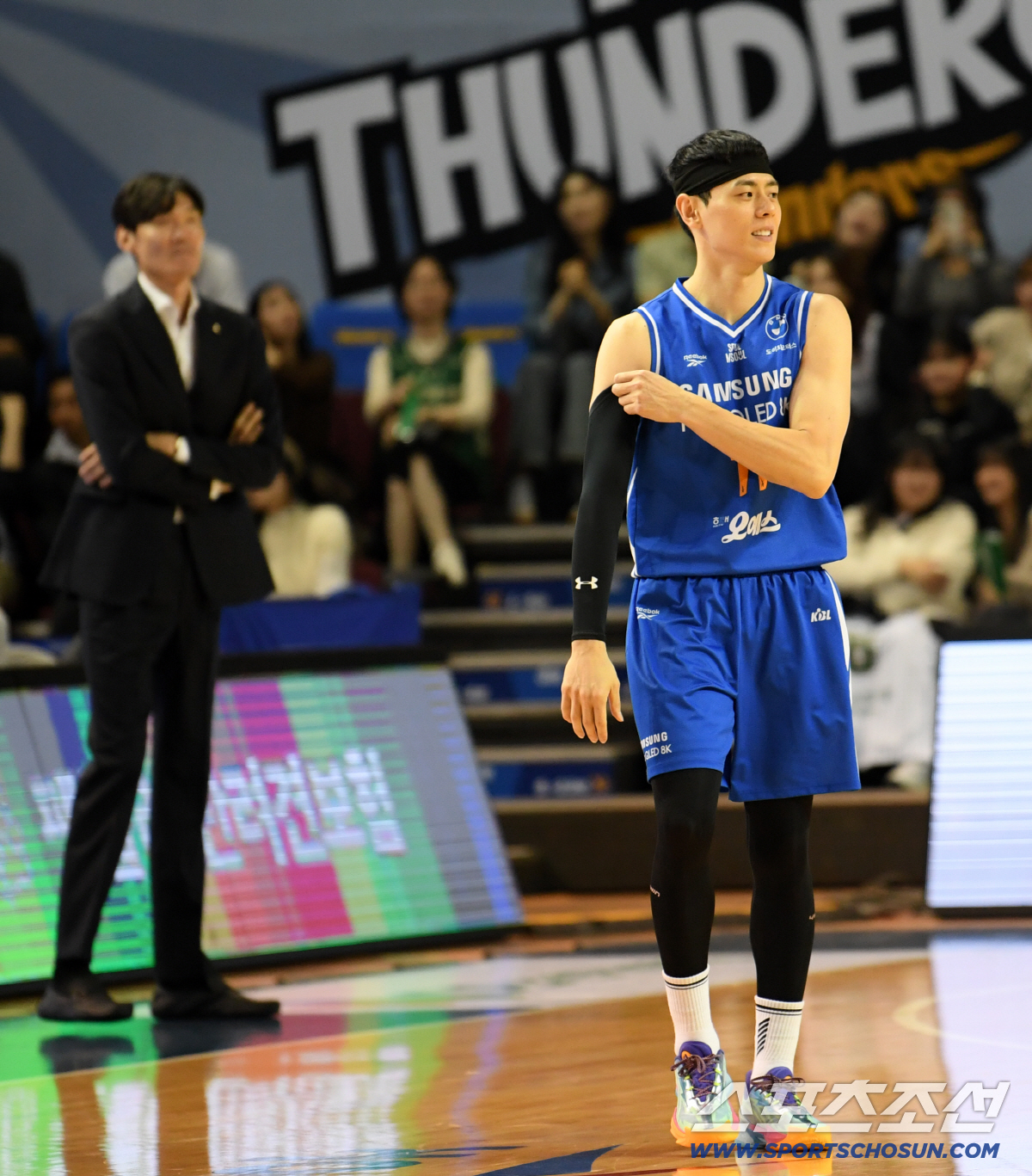 [포토] 이관희 '경기 전 김주성 감독과 인사'
