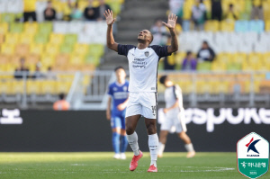 전남과 비긴 수원, 멀어진 다이렉트 승격...성남-부산 나란히 승리. 5위 싸움은 오리무중[K리그2 종합]
