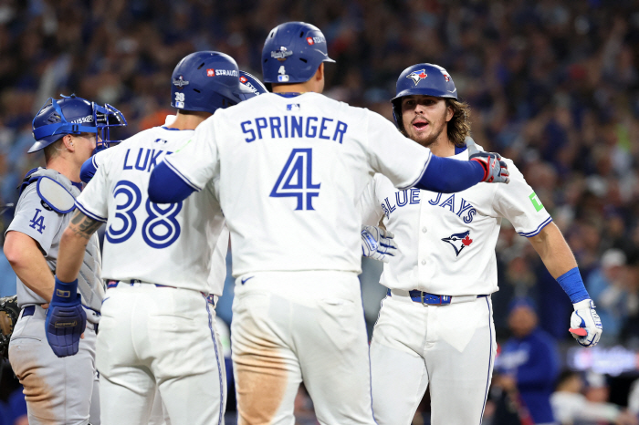 팬들은 "필요없다"고 비아냥, 선수들은 "15년을 더 뛸 가장 위대한 선수"...오타니도 아는 '승자의 여유'