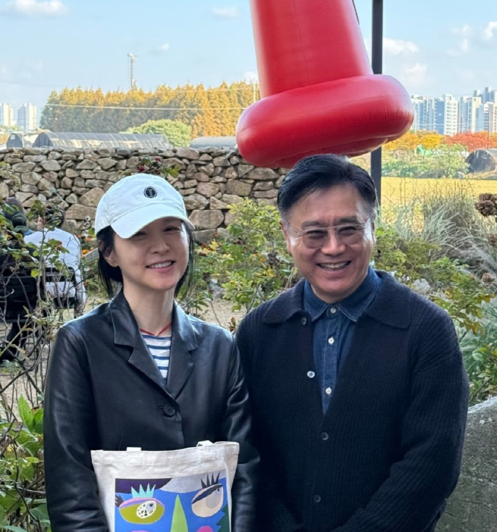 이영애, 발달장애 미술인 응원 "예술에는 장애가 없다"