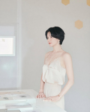 쇄골 드러낸 실크 슬립 단발 고혹미로 시선 사로잡은 송혜교 [SCin스타]