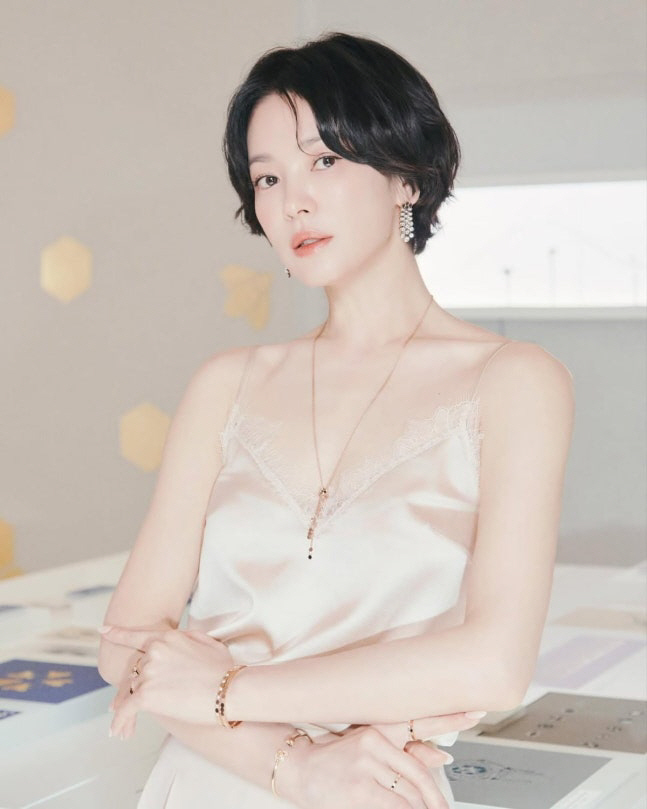쇄골 드러낸 실크 슬립+단발 고혹미로 시선 사로잡은 송혜교 [SCin스타…