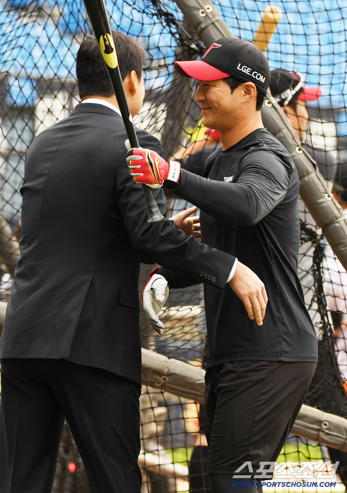 [포토] 차우찬-오지환 '뜨거운 포옹'