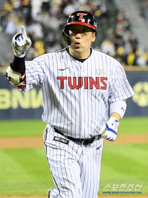 컨디션으로 뽑은 1차전 라인업. 김현수가 4번타자. 3할타자는 대타 대기[잠실 현장]