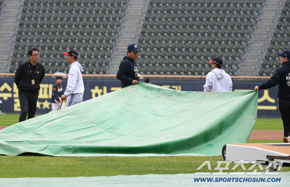 [포토] 비 오는 잠실, KS 1차전 열릴 수 있을까?