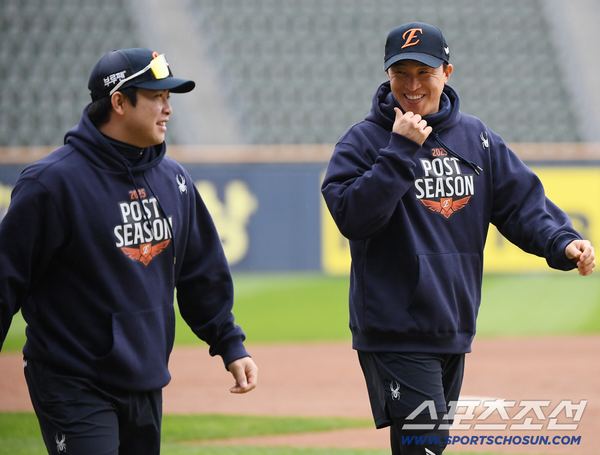 [포토] 손아섭-문현빈 '즐기는 자기 이기는 거야'