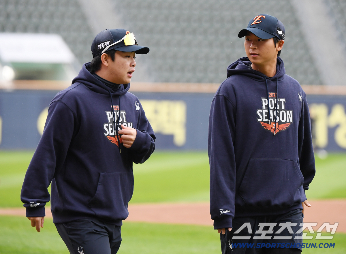 [포토] 몸 풀기 시작하는 문현빈과 최인호