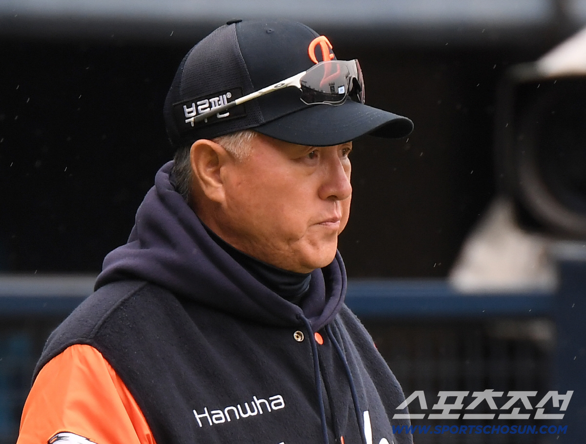 [포토] 김경문 감독, 가랑비 맞으며 훈련 관찰