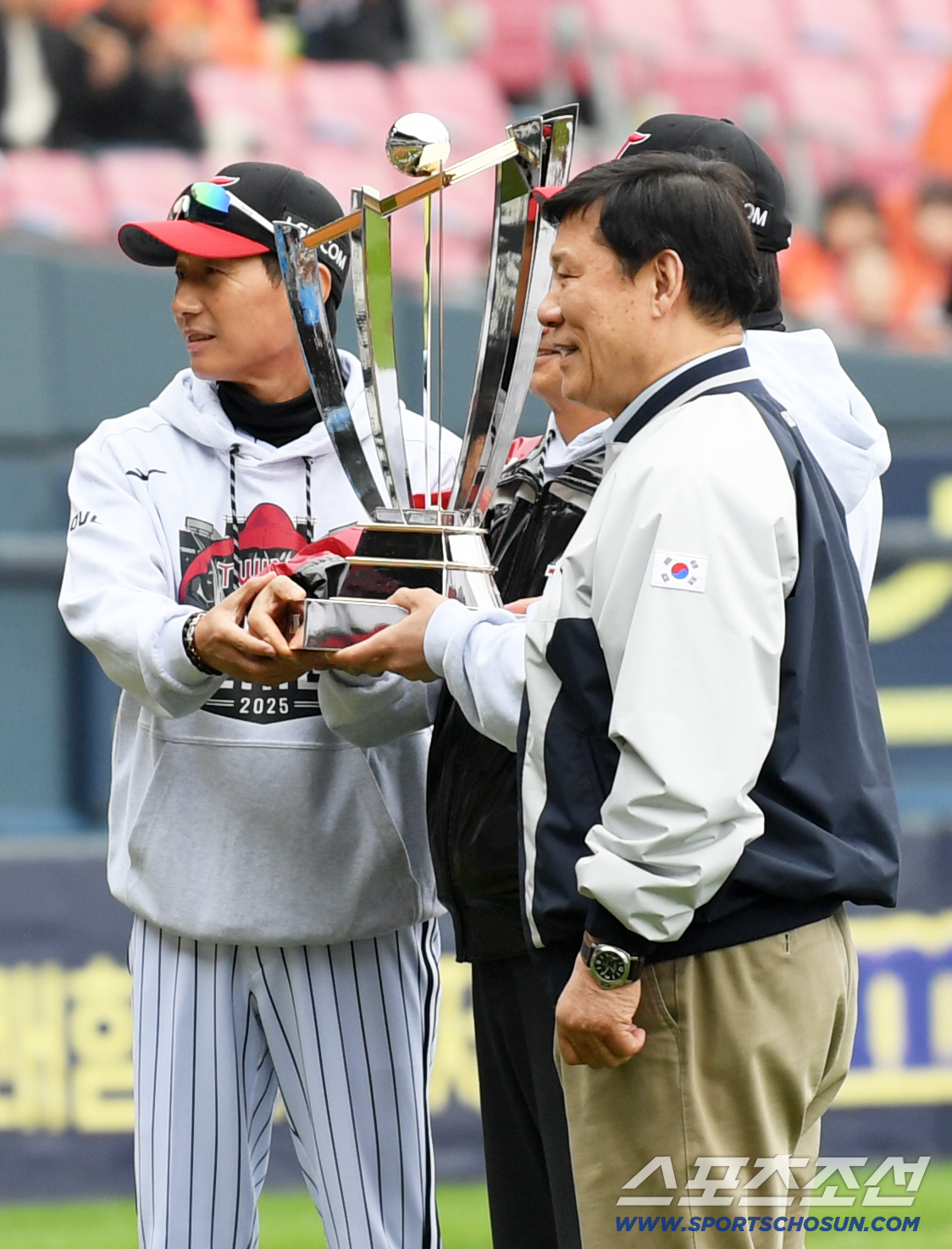 [포토] 염경엽 감독-허구연 총재 '정규시즌 우승 세리머니'