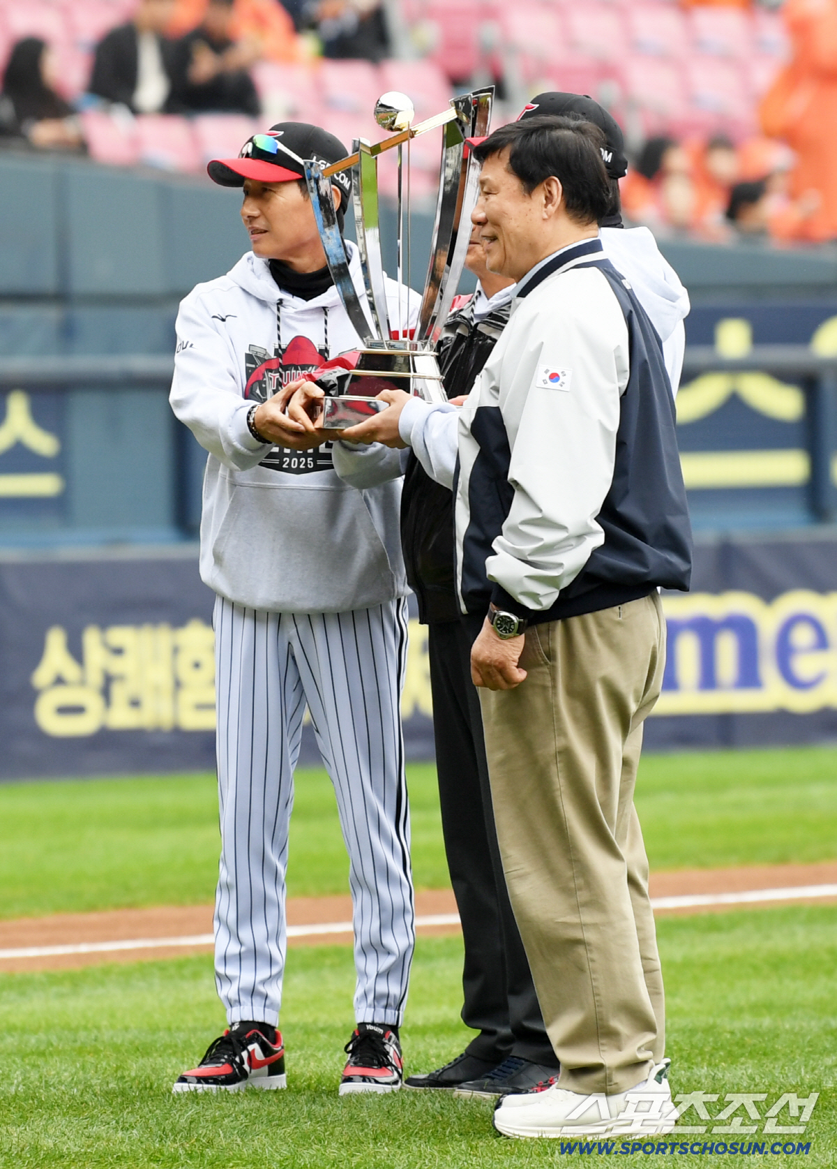 [포토] 염경엽 감독-허구연 총재 '정규시즌 우승 세리머니'