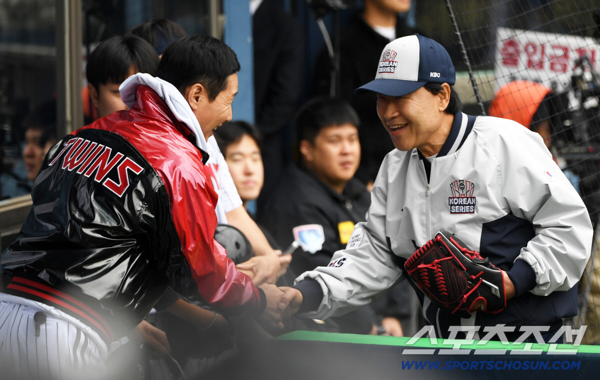 [포토] 염경엽 감독-김재박 전 감독 '반갑게 인사'