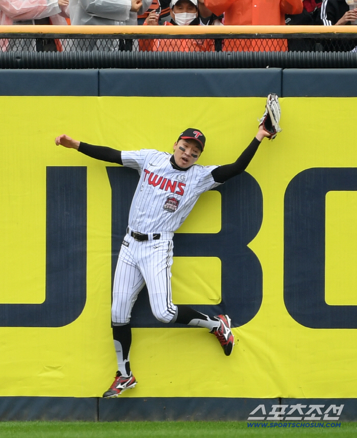 또 너야? '한화팬 절규' LG 박해민, 1차전 1회부터 '담타기' 호수비 [KS1]