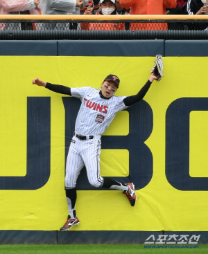 또 너야? '한화팬 절규' LG 박해민, 1차전 1회부터 '담타기' 호수비 [KS1]