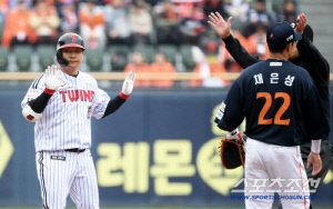 LG 문보경, 7주만에 터진 적시타! 그런데 상대가 문동주→코시 첫 타석에 적시타 [KS1]