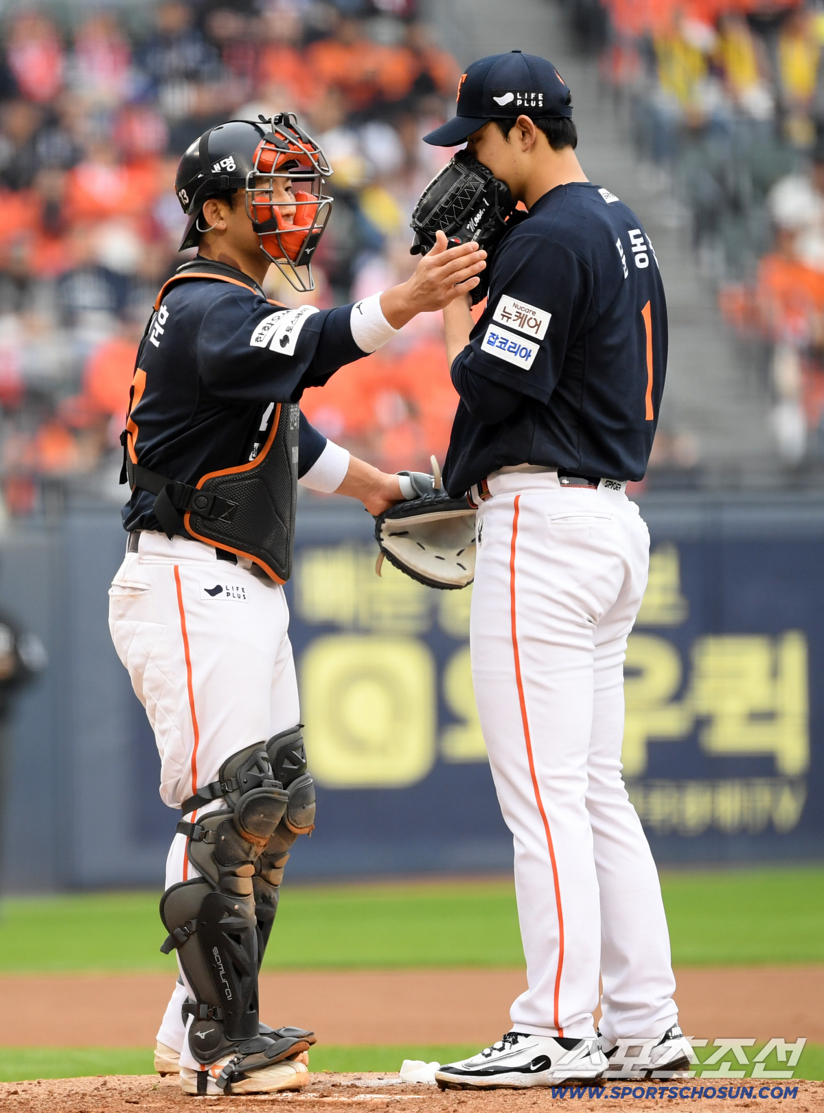 [포토] 최재훈-문동주 '따뜻한 손길'