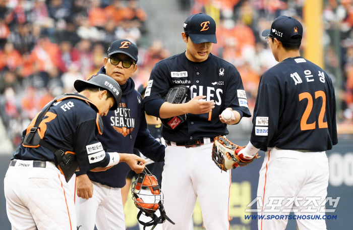 '2이닝→4이닝 무실점' PO MVP, 4일 휴식 독 됐나…첫 KS "5이닝 이상" 기대했는데 4⅓이닝 4실점 [KS1]