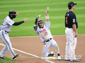 '똑같은 1사 3루' 한화는 얼었고, LG는 뛰었다 → 노시환의 악송구까지 [KS1]