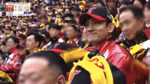 'LG트윈스 팬' 최강창민, VIP석 아닌 '일반 응원석'에서 포착..광대 승천