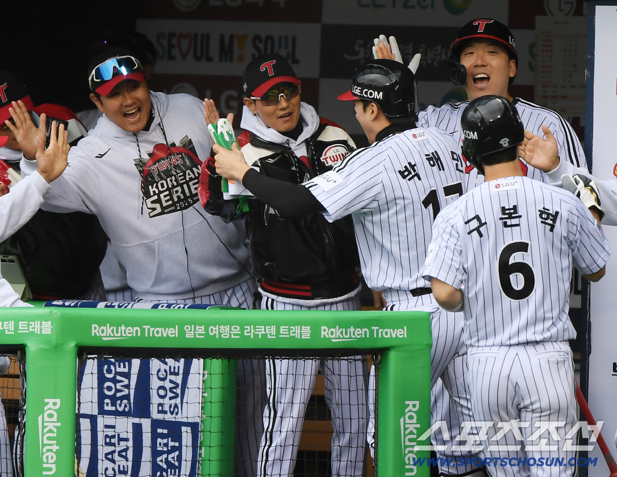 [포토] 신민재 적시타, 박해민 구본혁 득점