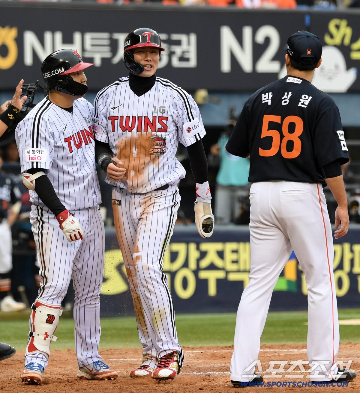 [포토] 홍창기 '죽었다 살았네'