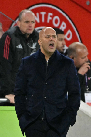 역대급 충격! 리버풀 리그 4연패→슬롯은 심판탓만 '구구절절'…