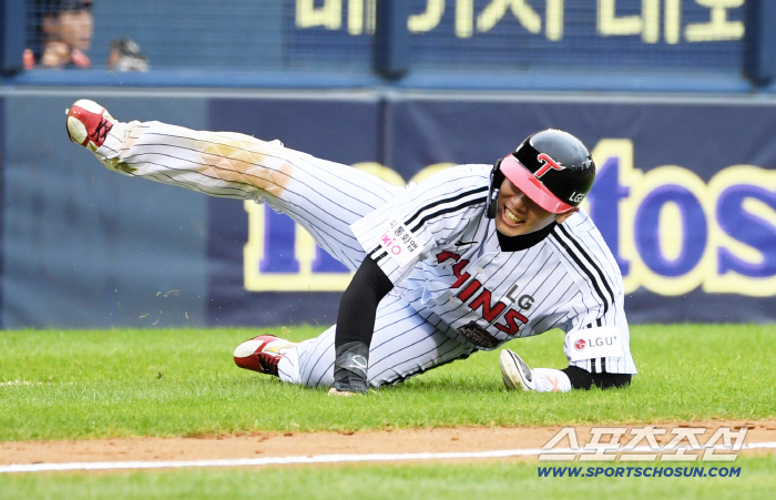 '꽈당 창기' LG 홍창기 "10m가 100m처럼 보였어요" → 송구 포기한 노시환, 오뚝이처럼 일어난 홍창기 [KS1]