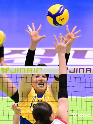 '팀 옮긴 보람 있네' 역대 8호! 김희진 600블로킹 달성…수원 코트에 '활력' 불어넣었다 [수원레코드]