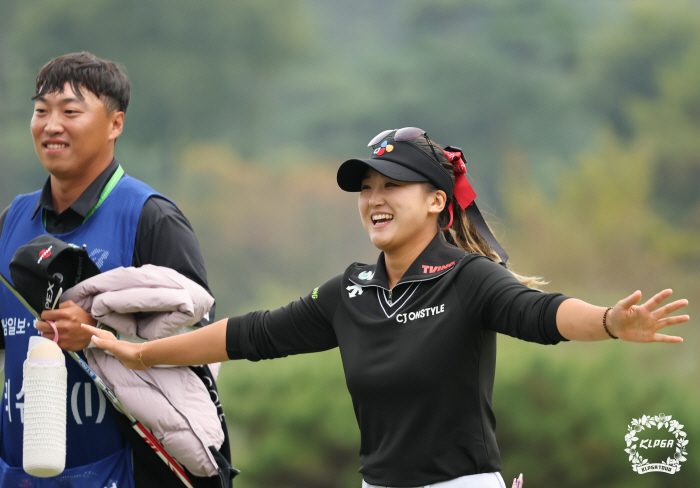 "어릴 때부터 꿈 꿔왔던 순간" 중국 국적 선수가 유창한 한국어로… 리슈잉, KLPGA 정규 투어 데뷔 첫승, 10년 만 외국 선수 우승