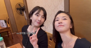 '이상해 며느리' 김윤지, 사촌 강지영과 드디어 만났다..다이어트 제품 선물