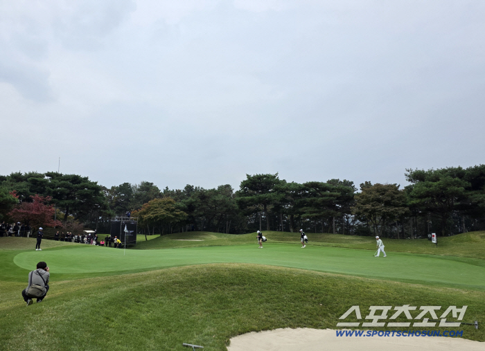 마스터스 챔피언이 충격의 3연속 보기, 1.5m 퍼드도 빠뜨렸다...이것이 공포의 우정힐스 그린 [천안 현장]