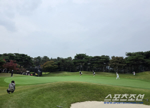 마스터스 챔피언이 충격의 3연속 보기, 1.5m 퍼트도 빠뜨렸다...이것이 공포의 우정힐스 그린 [천안 현장]