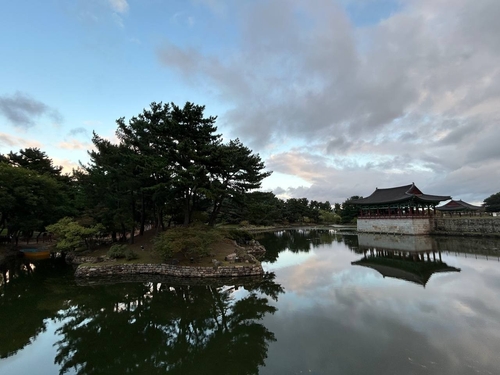 (경주=연합뉴스) 김예나 기자 = 지난 20일 찾은 경북 경주 동궁과 월지 모습. 1963년 사적으로 지정된 동궁과 월지는 통일신라의 궁궐 문화를 오롯이 담은 유적으로 역사적 가치가 크다. 2025.10.27 yes@yna.co.kr