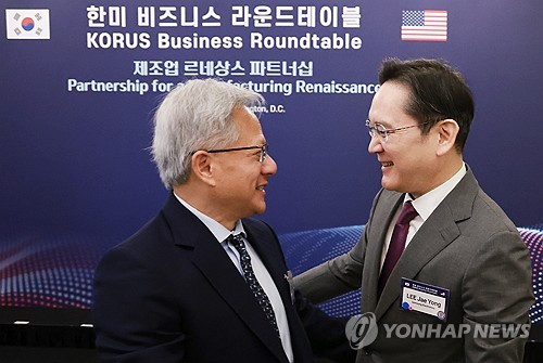 (워싱턴=연합뉴스) 홍해인 기자 = 이재용 삼성전자 회장이 25일(현지시간) 미국 워싱턴DC 윌라드 호텔에서 열린 한미 비즈니스 라운드 테이블 리셉션에 참석해 젠슨 황 엔비디아 최고경영자(CEO)와 인사하고 있다. 2025.8.26 hihong@yna.co.kr